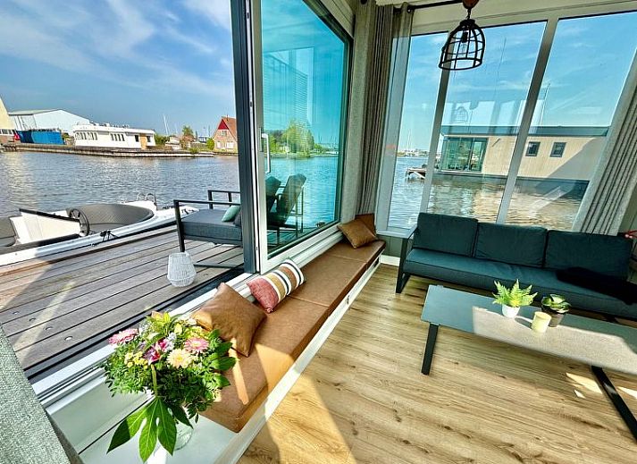 Verblijf 091002 • Vakantiewoning Slotermeer • Vakantiehuis Harboursuite Woudsend incl. motorboot 