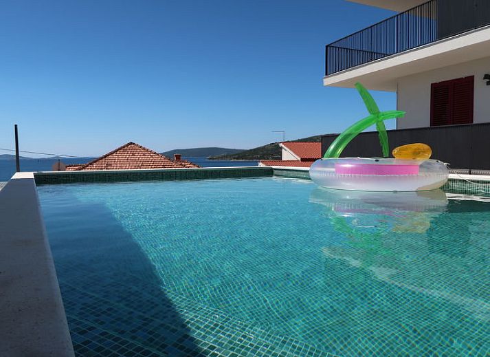 Guest house 10311502 • Holiday property Dalmatia • Vakantiehuis Viva-by the sea-by the pool 