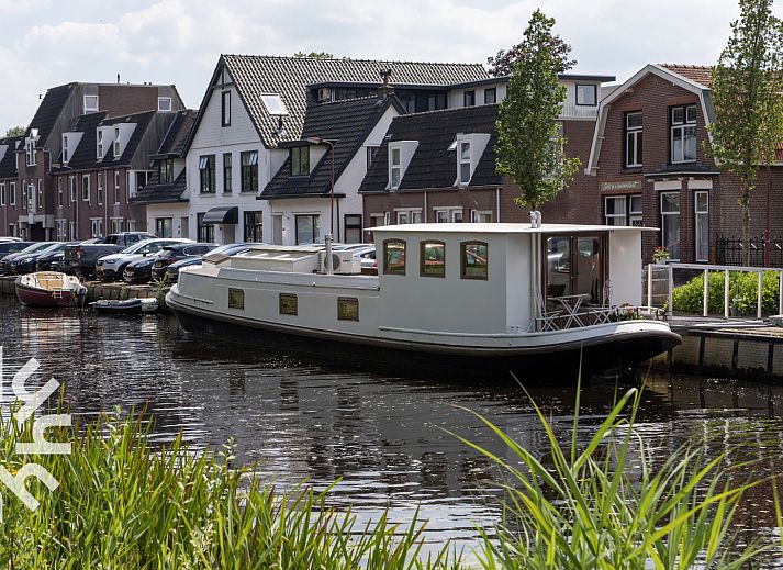 Verblijf 262704 • Vakantiewoning Het Friese platteland • Schitterende 2 persoons woonboot in het centrum van 