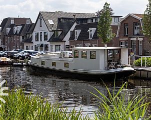 Verblijf 262704 • Vakantiewoning Het Friese platteland • Schitterende 2 persoons woonboot in het centrum van 